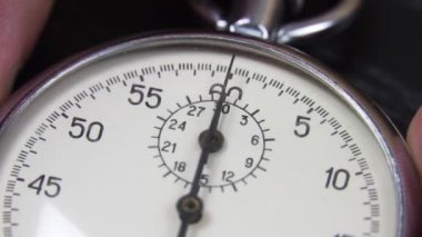 Koyu ahşap bir masanın üzerindeki kronometre. Zaman ölçüm aracı