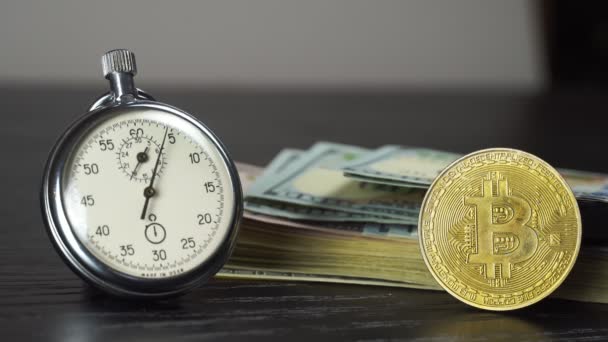 Bitcoin BTC avec un chronomètre se trouve sur des billets en dollars. — Video