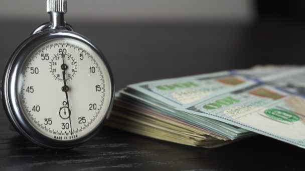 Dolar dan stopwatch. Konsep bisnis tentang waktu yang hilang dan investasi yang gagal — Stok Video