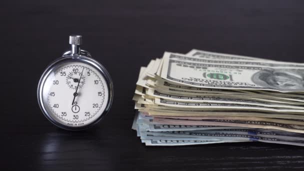 Dólares y cronómetro. Concepto empresarial de pérdida de tiempo e inversiones fallidas — Vídeos de Stock