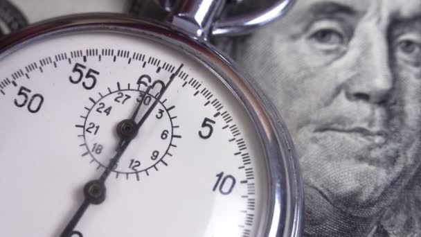 Dólares y cronómetro. Concepto empresarial de pérdida de tiempo e inversiones fallidas — Vídeo de stock