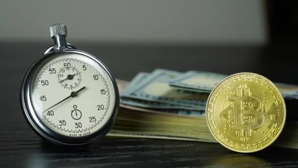 Kronometresi olan Bitcoin BTC dolar banknotlarının üzerinde yatar. zaman ayarlı, — Stok video