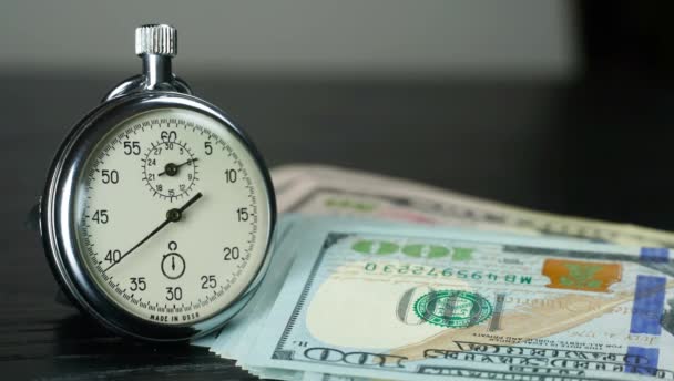 Dollars en stopwatch. Bedrijfsconcept van verloren tijd en mislukte investeringen — Stockvideo