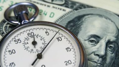 Dolar ve kronometre. İş dünyası zaman kaybı ve başarısız yatırımlar kavramı