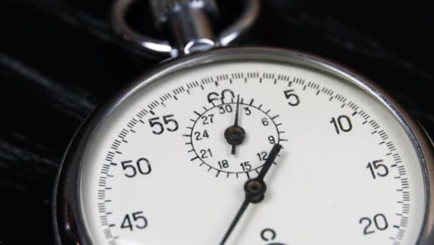 Cronómetro en una mesa de madera oscura. Herramienta de medición de tiempo. lapso de tiempo, — Vídeos de Stock