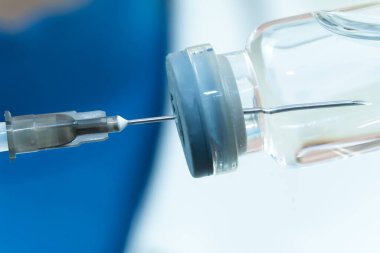 Tıbbi şişeden şırınga ve makrofotografla ilaç alma süreci. İlaç kavramı, aşı.