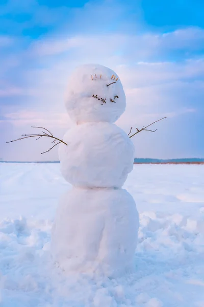 Gyönyörű Boldog Hóember Áll Szemben Kék Felhők Gyönyörű Téli Háttér — Stock Fotó