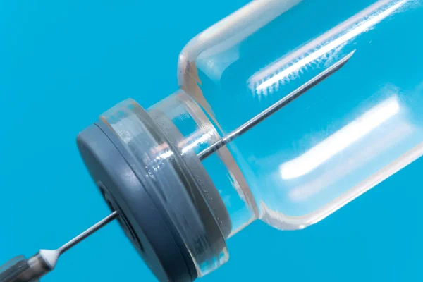 Шприц Голкою Пляшці Ліками Синьому Фоні Макрофотографія Концепція Медицини Вакцинація — стокове фото