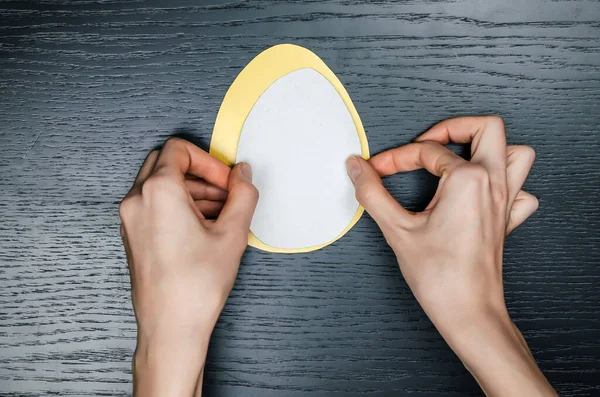 Πώς Φτιάξετε Μια Χάρτινη Ευχετήρια Κάρτα Αυγού Για Πάσχα Χειροτεχνίες — Φωτογραφία Αρχείου