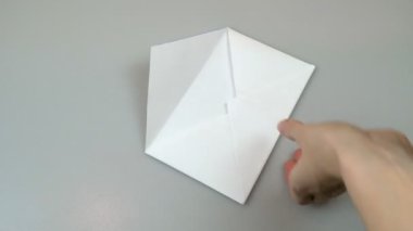 Vergisiz bir zarfın içinde yasadışı bir maaş tutan kadınların elleri. Yakın plan.