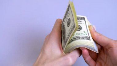 Kadınların elleri rastgele sallanır ve bir tomar doları ellerinde gezdirirler..