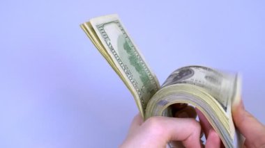 Kadınların elleri rastgele sallanır ve bir tomar doları ellerinde gezdirirler..