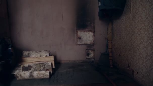 Θέρμανση του σπιτιού στο χωριό. Μια παλιά σόμπα στο σπίτι. εσωτερικό ενός σπιτιού του χωριού. — Αρχείο Βίντεο
