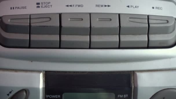 La mano di una donna preme il pulsante di registrazione su un vecchio registratore. — Video Stock