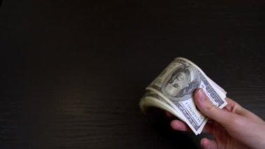 Kadınların elleri rastgele sallanır ve bir tomar doları ellerinde gezdirirler..