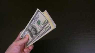 Kadınların elleri rastgele sallanır ve bir tomar doları ellerinde gezdirirler..