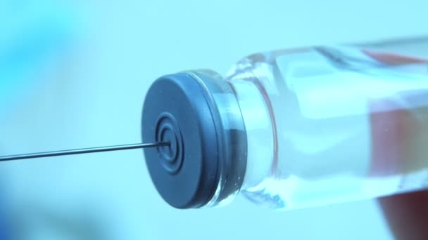 Detailní jehla injekční stříkačky a injekční lahvičky. Koronavirová vakcína — Stock video