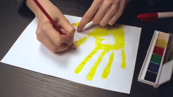 Le mani delle donne con una manicure disegnano un disegno a matita. — Video Stock