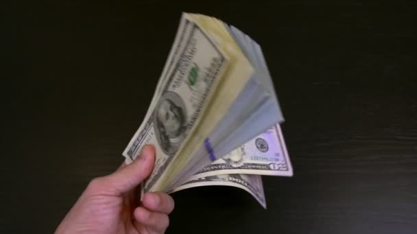 Tangan perempuan dengan santai berjabat tangan dan flip melalui gumpalan dolar di tangan mereka. — Stok Video