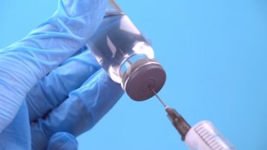 Şırınga ve şişe yakın çekim iğnesi. Coronavirus aşısı