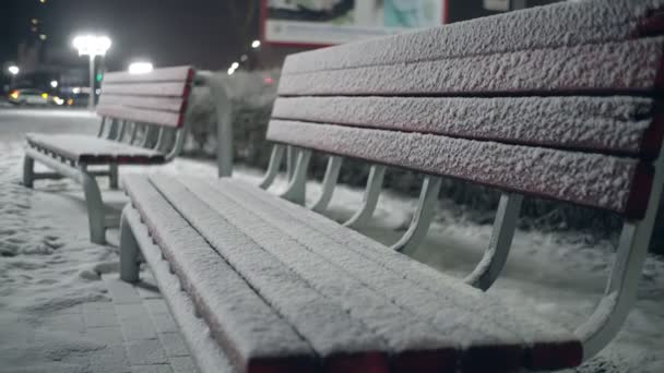 在公园里,雪地里的长椅.晚安. — 图库视频影像