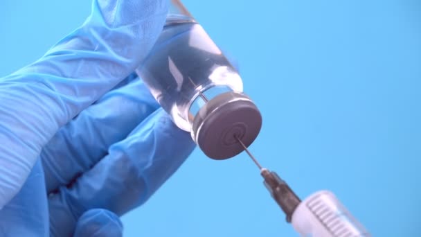 Aiguille en gros plan d'une seringue et d'un flacon. Vaccin contre le coronavirus — Video