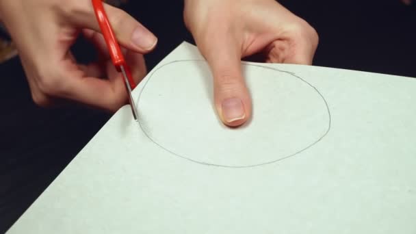 Paso 2. Video tutorial DIY Huevo de Pascua hecho de papel para las vacaciones de Pascua. — Vídeos de Stock