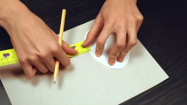 Steg 3. Video tutorial DIY Påskägg av papper för påskhelgen. — Stockvideo