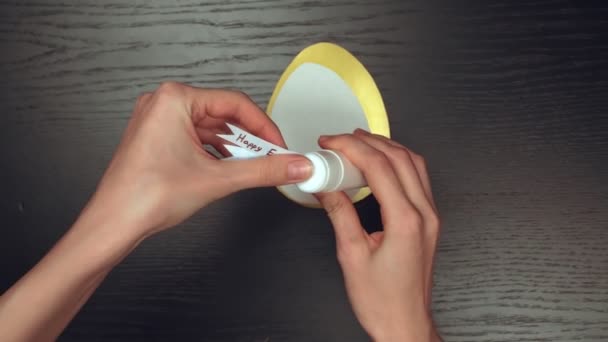 Krok 9. Video tutorial DIY Velikonoční vajíčko z papíru na Velikonoční prázdniny. — Stock video
