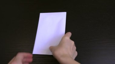 Vergisiz bir zarfın içinde yasadışı bir maaş tutan kadınların elleri. Yakın plan.