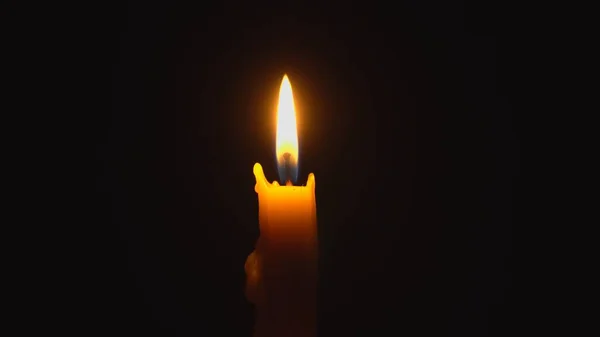 Nahaufnahme Einer Brennenden Orangefarbenen Kerze Isoliert Auf Schwarzem Hintergrund Kopierraum — Stockfoto