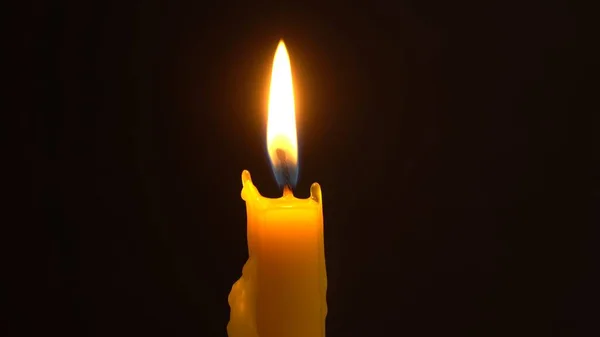 Detailní Záběr Hořící Oranžové Svíčky Izolované Černém Pozadí Jeden Plamen — Stock fotografie