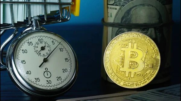 Bitcoin Btc Stopperórával Fekszik Dollár Számlák Mellett Egy Miniatűr Bevásárlókosár — Stock Fotó
