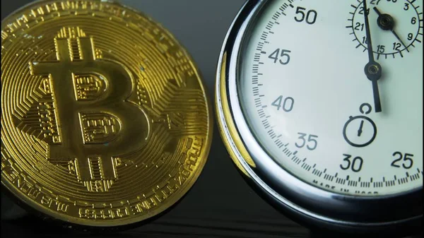 Ein Gold Bitcoin Und Eine Analoge Metall Stoppuhr Liegen Nebeneinander — Stockfoto