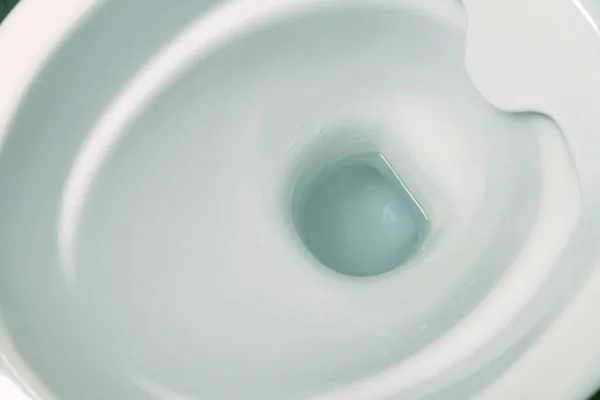 Yeni Beyaz Jantsız Tuvaletin Yakın Çekimi Üst Görünüm — Stok fotoğraf