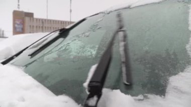 Araba ön cam fırçaları donmuş kar ve buz üzerinde kayar. Yoğunlaştır.