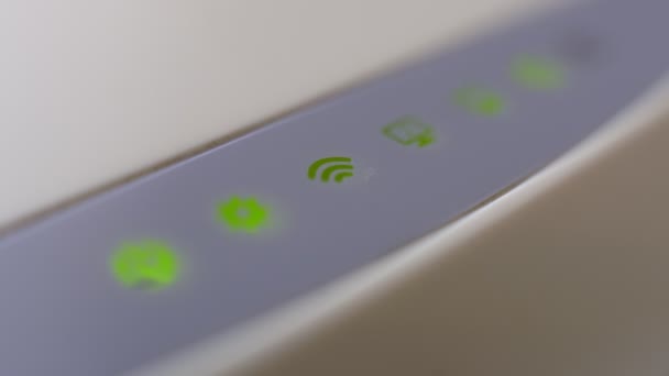 Wi-Fi router bliká zelená světla v tmavé místnosti. — Stock video
