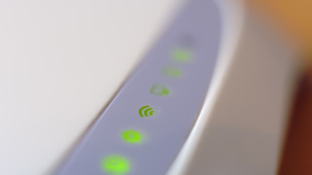 Роутер Wi-Fi спалахує зеленими вогнями в темній кімнаті . — стокове відео