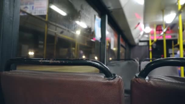 Transporte público vazio, janela exterior da cidade da noite e luzes piscam. — Vídeo de Stock