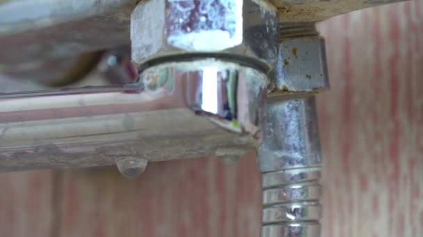 滴落的旧的，生锈的水龙头，在连接特写上. — 图库视频影像