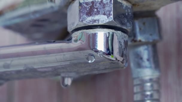 Tropfender alter, rostiger Wasserhahn, an der Verbindung Nahaufnahme. — Stockvideo