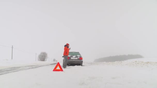 Muž vyskočí vzteky. V zimě se mu porouchalo auto.. — Stock video