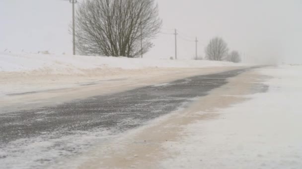 冬の道路ブロック。道路上の吹雪と視界不良. — ストック動画