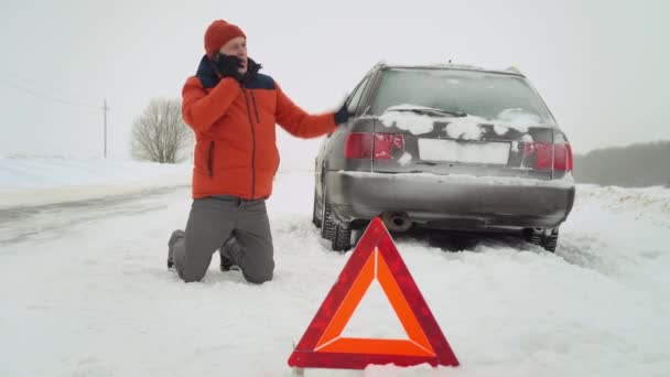 Muž vyskočí vzteky. V zimě se mu porouchalo auto.. — Stock video