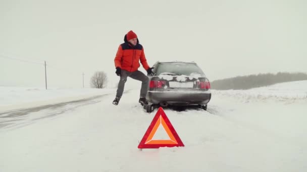 Pria itu melompat dengan kemarahan. Mobilnya mogok di musim dingin. — Stok Video