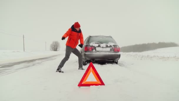 O homem salta de raiva. O carro dele avariou no Inverno.. — Vídeo de Stock