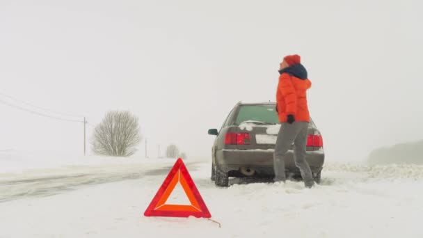 Carro Está Estacionado Berma Estrada Numa Estrada Vazia Sinal Atenção — Vídeo de Stock