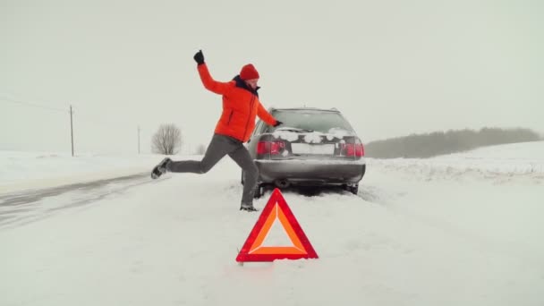 Carro Está Estacionado Lado Estrada Uma Estrada Vazia Vale Pena — Vídeo de Stock