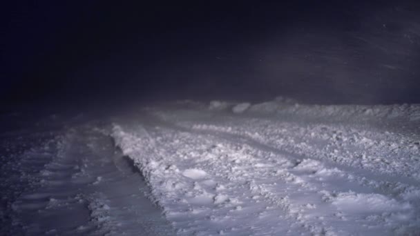 大雪阻塞了大路.冬天。晚上或晚上. — 图库视频影像