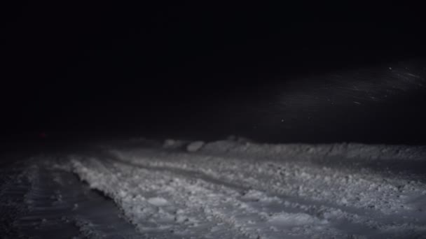 A neve pesada está bloqueando a estrada. Inverno. Noite ou noite. — Vídeo de Stock